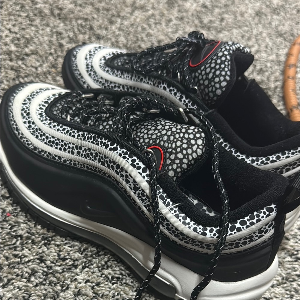 Women’s size 7 Nike airmax 97